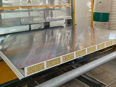 巖棉夾芯板在廠房建設(shè)中如何提升隔熱性能？